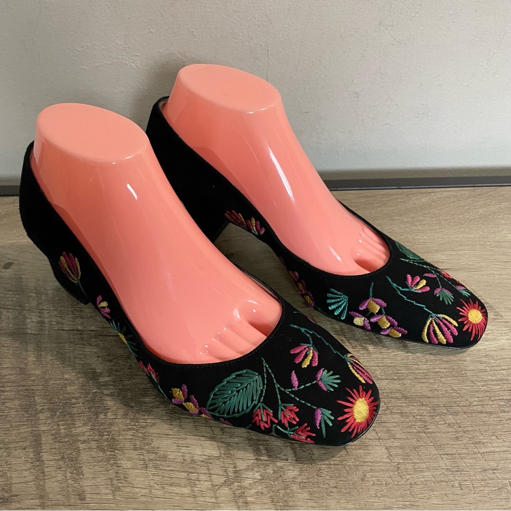 NEW! Women's RON WHITE Black Suede DOREEN Flower Embroidered BLOCK Heel PUMPS - Picture 2 of 8